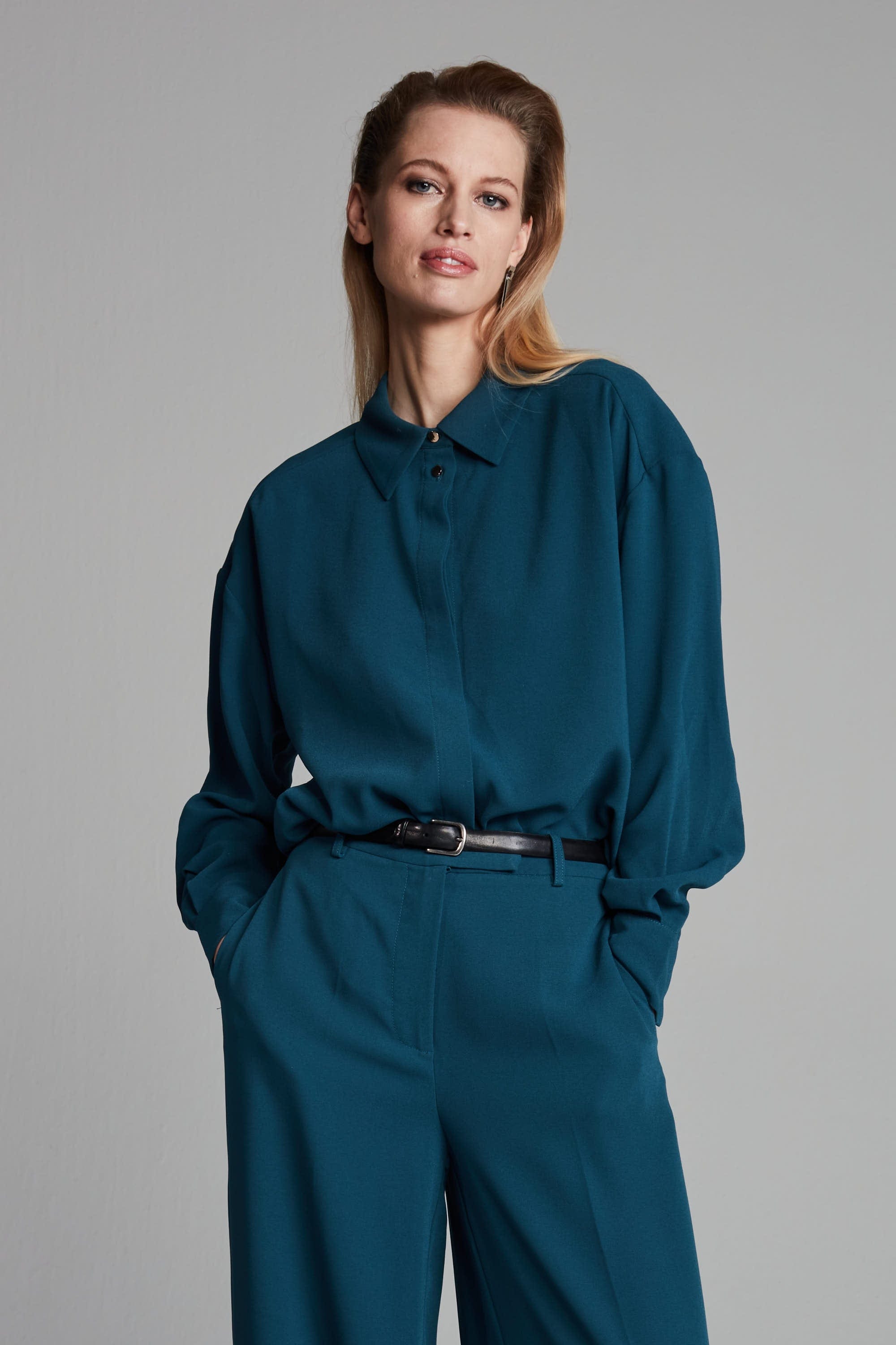 Blauwe blouse met broche | Blouse Cindy | POM x Claes Iversen collectie ...